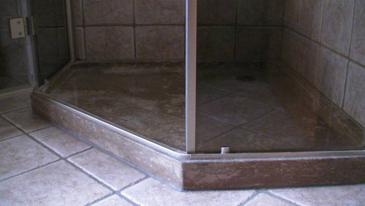 Shower in onyx travertine